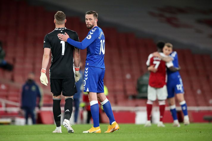 Gylfi Þór fór beint til Bernd Leno að leik loknum til að reyna hugga markvörðinn sem gaf Everton sigurinn á silfurfati.