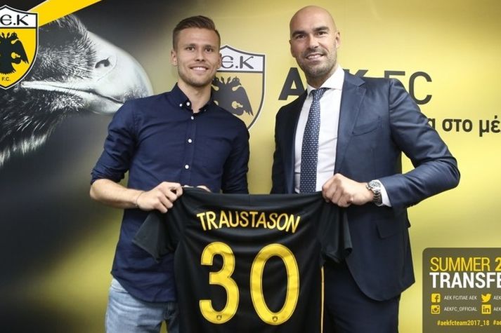 Arnór Ingvi ásamt Daniel Majstorovic, yfirmanni knattspyrnumála hjá AEK.
