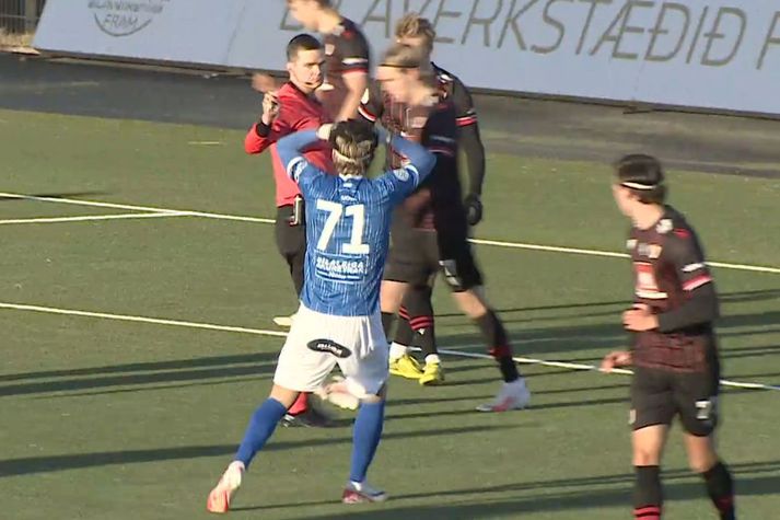 Alex Freyr Elísson skilur ekki hvernig Jóhann Ingi Jónsson dómari gat dæmt á hann hendi.