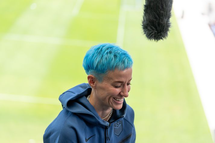 Stórstjarnan Megan Rapinoe er ein af tvíburunum í bandaríska liðinu og systir hennar hefur sterka Íslandstengingu.