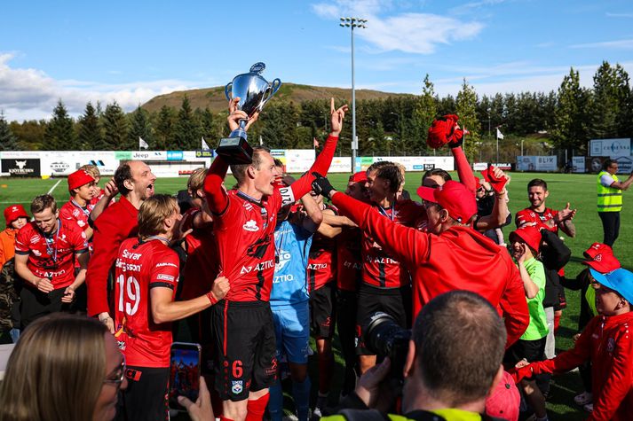 Fyrirliðinn Aron Elí Sævarsson með bikarinn.
