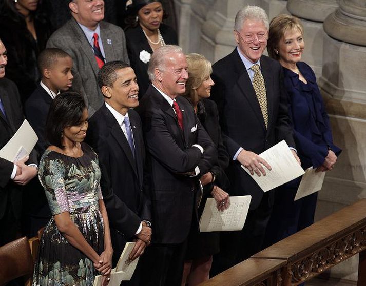 Samkvæmt venju var eitt fyrsta verk Obama í embætti að mæta í bænastund ásamt Joe Biden varaforseta, eiginkonum þeirra beggja og Bill og Hillary Clinton.fréttablaðið/AP