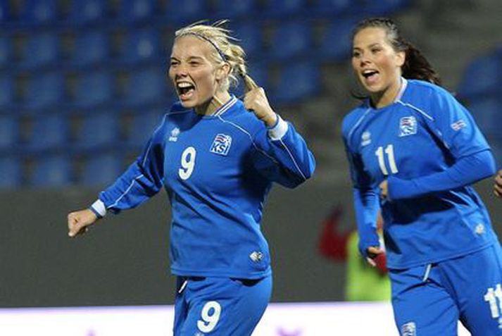 Margrét Lára Viðarsdóttir og Sara Björk Gunnarsdóttir fagna hér marki á Laugardalsvelli.