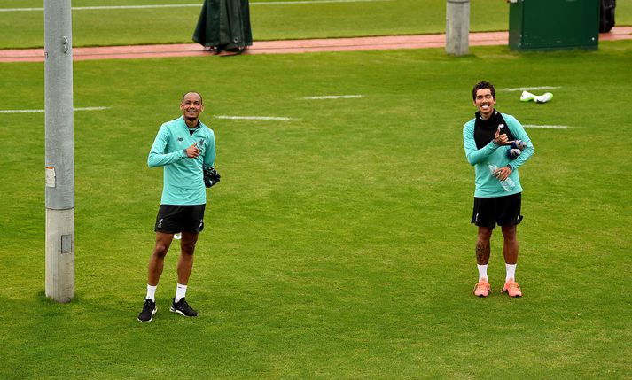 Fabinho og Roberto Firmino, Brasilíumennirnir hjá Liverpool, mega núna takast á á æfingum.