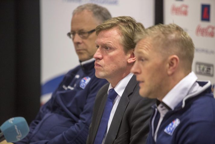 Geir Þorsteinsson er hér á milli þeirra Lars Lagerbäck og Heimis Hallgrímssonar, þjálfara íslenska landsliðsins í knattspyrnu.
