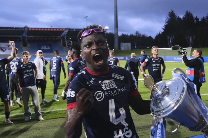 Vestramaðurinn Fatai Gbadamosi fagnar með bikarinn sem Vestri vann um síðustu helgi.