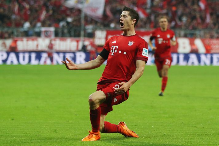 Robert Lewandowski fagnar í kvöld.