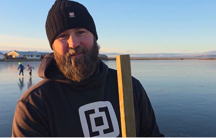Davíð Örn Sigurðsson, íbúi á Stokkseyri, sem er mjög ánægður með skautavellið á Stokkseyri.