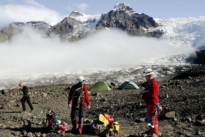 Tjöld Þjóðverjanna tveggja sem leitað var í ágúst 2007 fundust á Svínafellsjökli á svipuðum slóðum og nú hefur fundist klifurlína í hlíðum Hvannadalshnjúks. Mynd/Vilhelm.