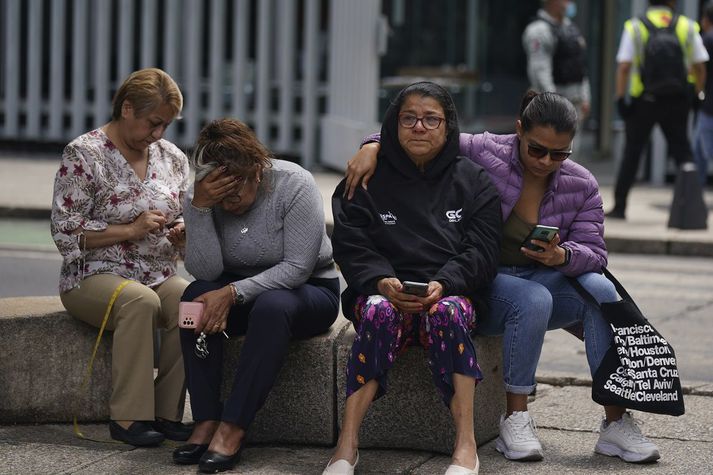 Íbúar í Mexíkó-borg yfirgáfu byggingar í snatri eftir jarðskjálftann.