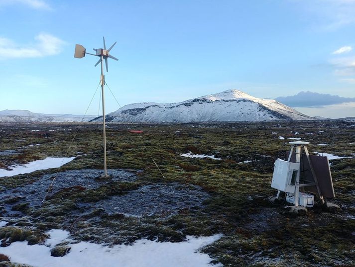 Myndin er af GPS mælastöð Jarðvísindastofnunar HÍ, sem nú skilar gögnum í rauntíma til Veðurstofunnar.