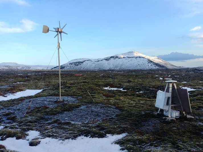 Myndin er af GPS mælastöð Jarðvísindastofnunar HÍ, sem nú skilar gögnum í rauntíma til Veðurstofunnar.