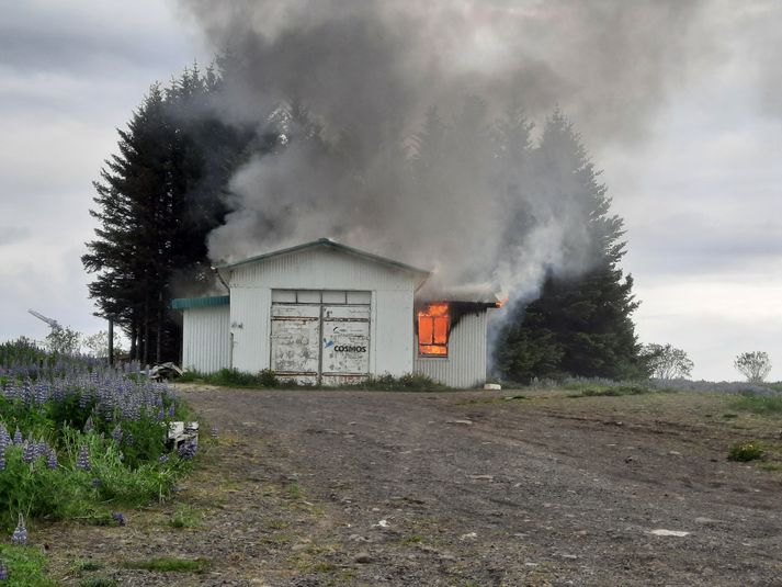 Mikill eldur var í húsinu áður en slökkvilið kom á vettvang.