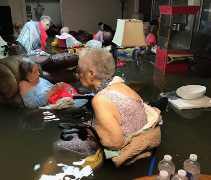 Gamla fólkinu hefur sem betur fer verið komið í öruggt skjól.