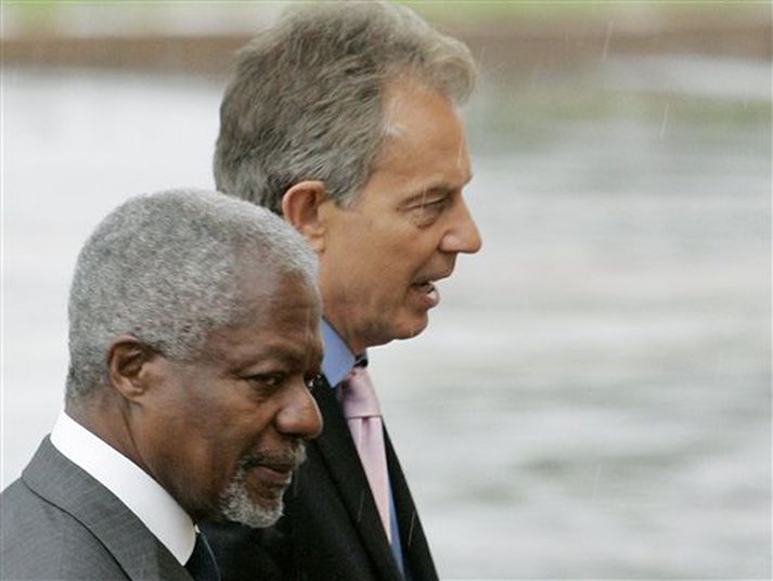 Kofi Annan og Tony Blair mæta til fundar í St. Pétursborg.