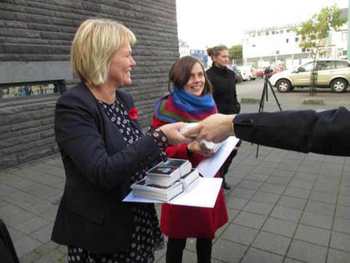 Oddný og Katrín tóku við póstkortum frá stúdentum fyrir utan Alþingishúsið í gær.