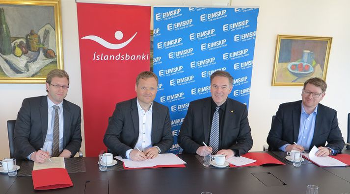 Jón Guðni Ómarsson, fjármálastjóri Íslandsbanka, Vilhelm Már Þorsteinsson, framkvæmdastjóri Fyrirtækjasviðs, Gylfi Sigfússon, forstjóri Eimskips og Hilmar Pétur Valgarðsson, framkvæmdastjóri fjármála- og stjórnunarsviðs Eimskips skrifa undir samninginn.