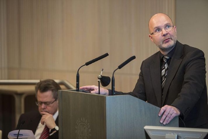 Þórarinn G. Pétursson, aðalhagfræðingur Seðlabankans, kynnir Peningamál, efnahagsrit bankans. 