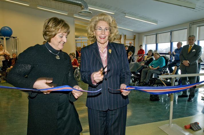 Sigurbjörg Ármannsdóttir, formaður MS félagsins, og Þóra Hallgrímsson, móðir Margrétar Björgólfsdóttur, vígðu nýju viðbygginguna að viðstöddum fjölda félagsmanna, aðstandenda og velunnara MS félags Íslands.