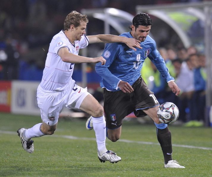 Iaquinta, til hægri, í leik með ítalska landsliðinu.