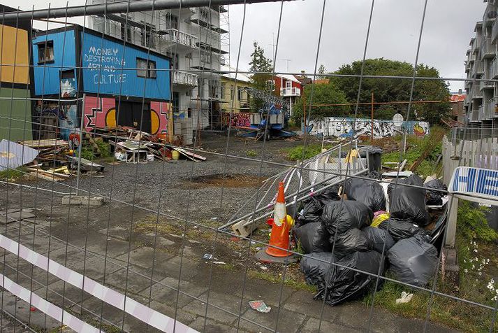 Óreiða Verktakinn hefur sett grindverk fyrir lóðina svo erfitt hefur verið fyrir sorphreinsunarfólk að athafna sig á svæðinu. Haugur af svörtum ruslapokum ber þess skýr merki. 
fréttablaðið/pjetur