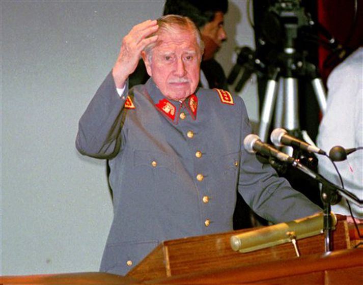Augusto Pinochet var leiddi herforingjastjórnina sem stjórnaði Chile á árunum 1973 til 1990. Myndin er frá árinu 1996.