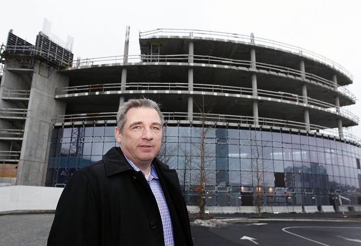 Framkvæmdastjóri Eignarhaldsfélagsins Smáralindar segir kröfuhafana sem eru eigendur Norðurturnsins verða að sýna ábyrgð og annaðhvort ljúka við byggingu skrifstofuhússins eða rífa það sem komið er.