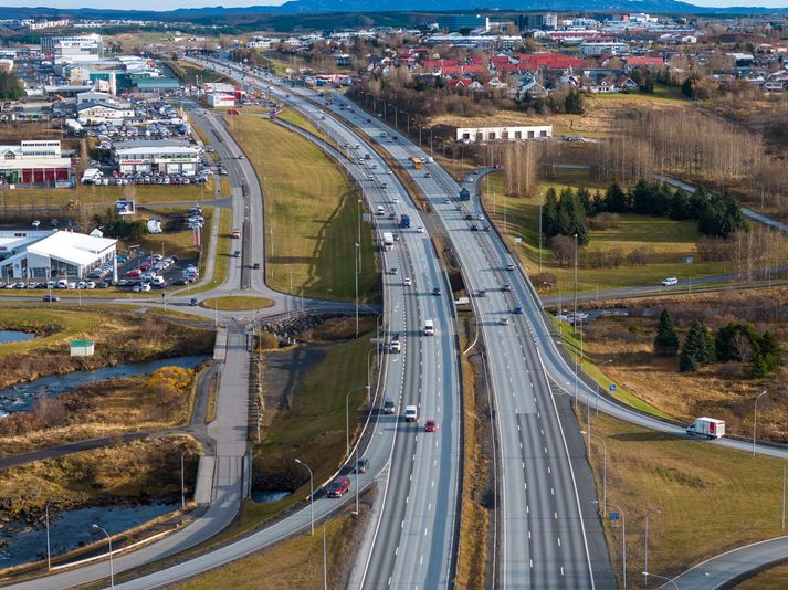 Áreksturinn varð ofarlega í Ártúnsbrekkunni.