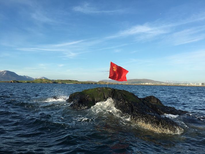 Einhver hefur komið fyrir fána Sovétríkjanna á skeri í Kollafirði.