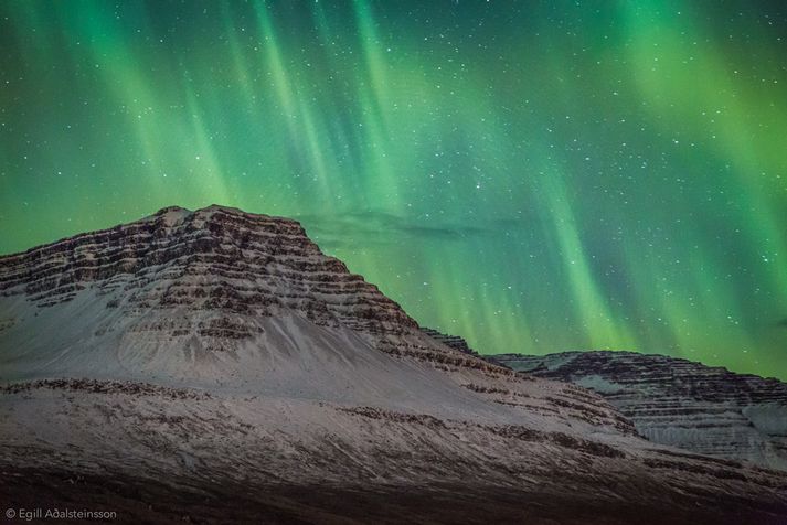 Norðurljósin dansa við fjöllin.