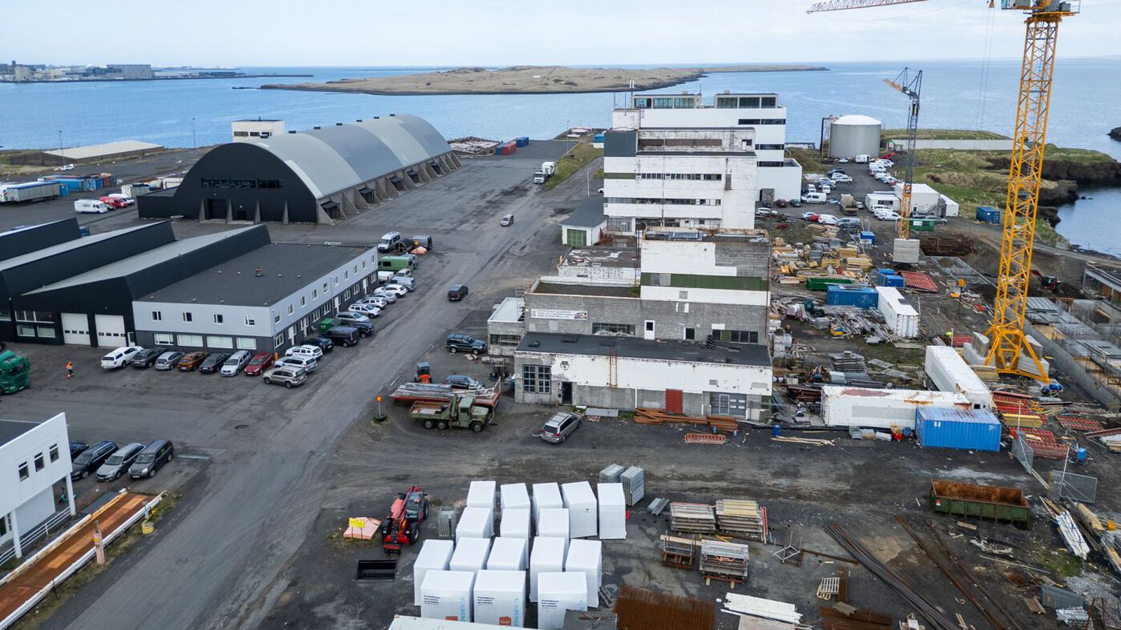 Hæg breyti­legt átt en hiti allt að fimm­tán stig