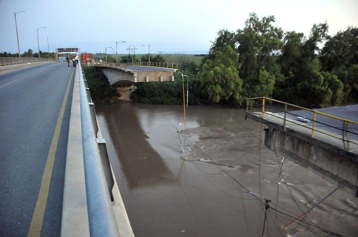 Miðhluti þessarar þjóðvegarbrúar hrundi í skjálftanum. fréttablaðið/ap