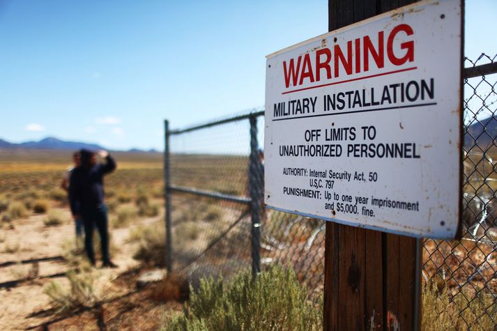 Area 51 er fræg og umdeild herstöð í Nevada í Bandaríkjunum en margar samsæriskenningarnar snúast um hana og geimverur.