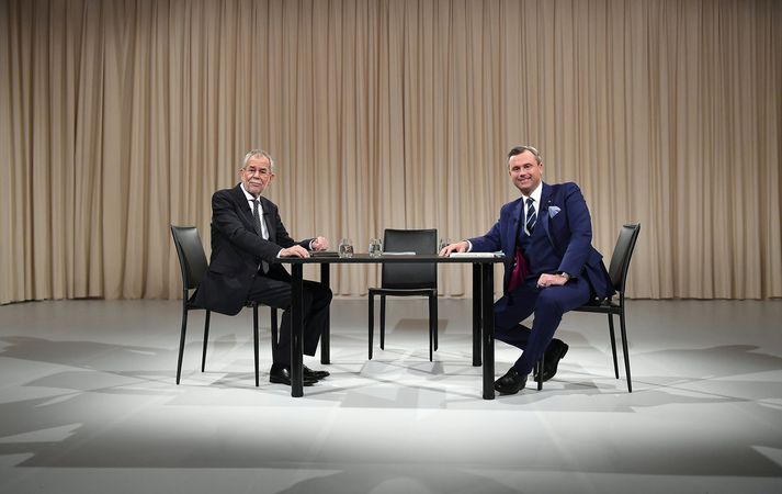 Alexander Van der Bellen og Norbert Hofer mættust í sjónvarpskappræðum um síðustu helgi. Fylgi þeirra mælist enn nærri hnífjafnt.