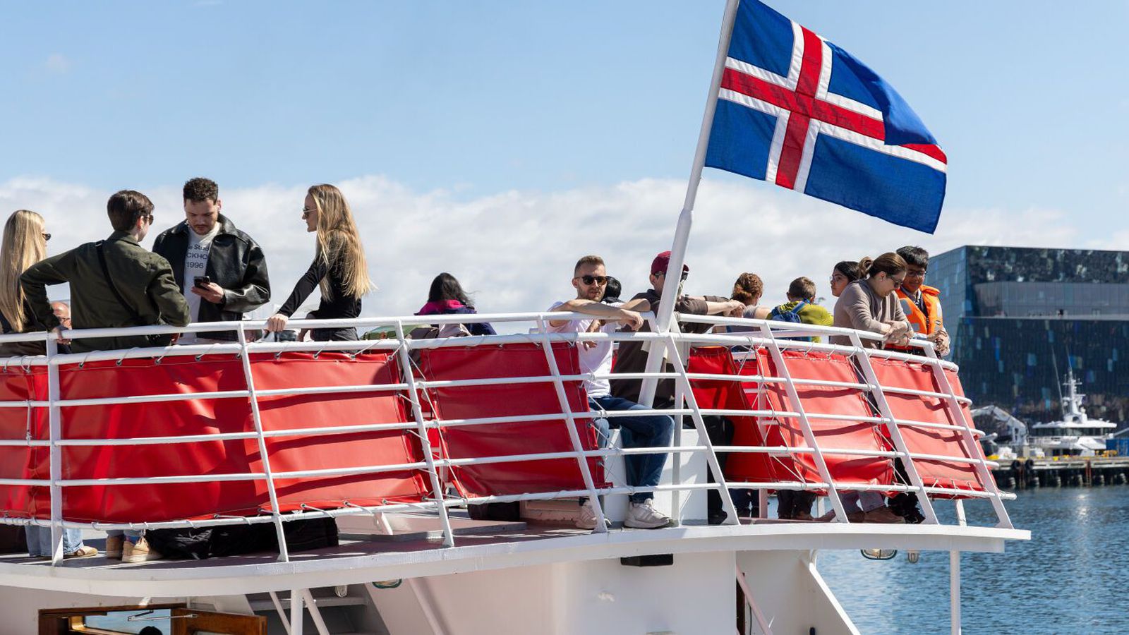 Aust­læg átt og víða líkur á vætu