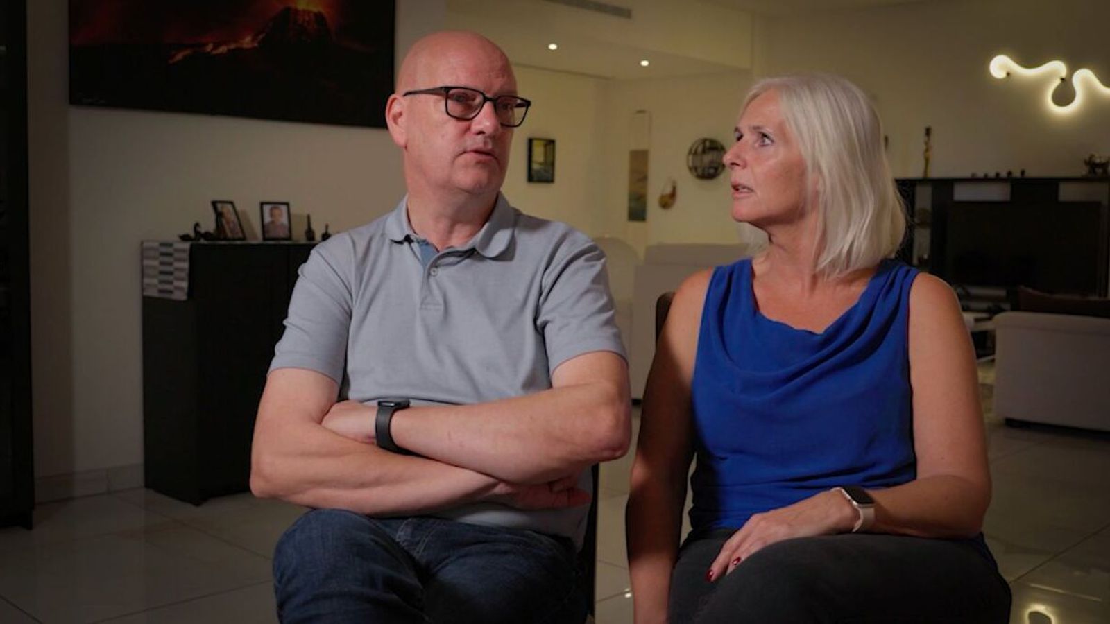 Ís­lensk hjón búa um­kringd öryggis­vörðum