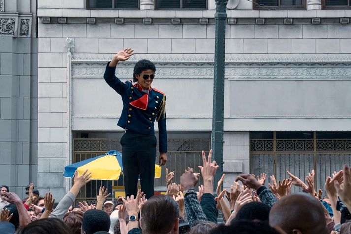 Ævisögumyndin Michael um Michael Jackson sló í gegn hjá áhorfendum en fékk heldur slæma dóma hjá gagnrýnendum.