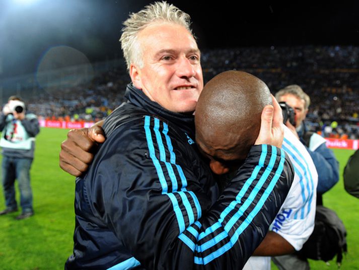 Didier Deschamps, þjálfari Marseille, fagnar titlinum í kvöld.