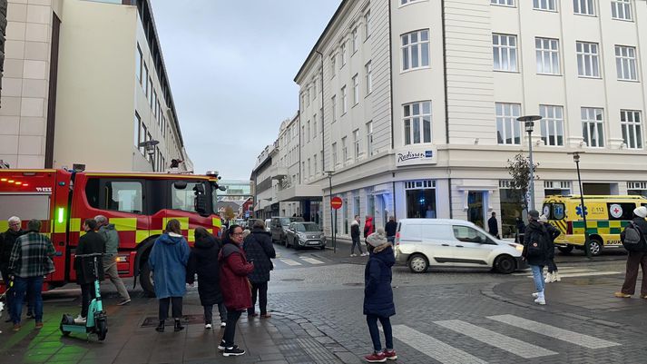 Slökkviliðið reynir að finna upptök brunalyktarinnar sem leggur yfir Pósthússtrætið.