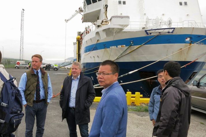 Bjartsýni ríkti á Reyðarfirði haustið 2015 þegar rannsóknarskipið Oceanic Challenger hélt á Drekasvæðið. Á bryggjunni hittust fulltrúar Eykons, CNOOC og Petoro, sem stóðu saman að einu sérleyfanna til olíuleitar.