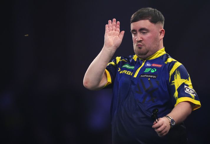 Luke Littler reynir hér að slá burtu geitunginn sem var að gera honum lífið leitt.