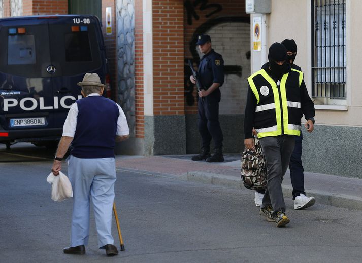 Grímuklæddir lögreglumenn að störfum í Madrid.