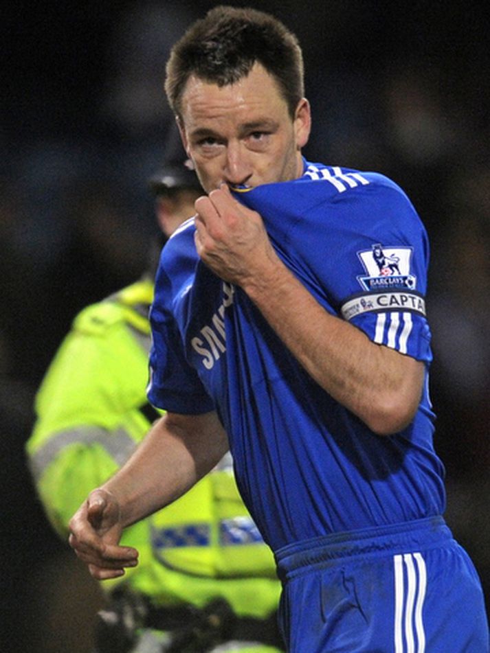 John Terry kyssir hér Chelsea merkið eftir að hann skoraði í kvöld.