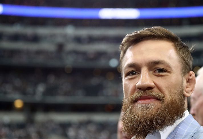 Conor McGregor í sínu fínasta pússi.