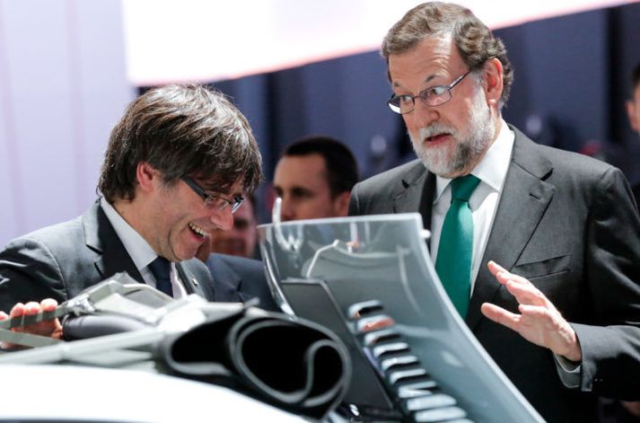 Mariano Rajoy gantast með Carles Puigdemont meðan allt lék í lyndi.