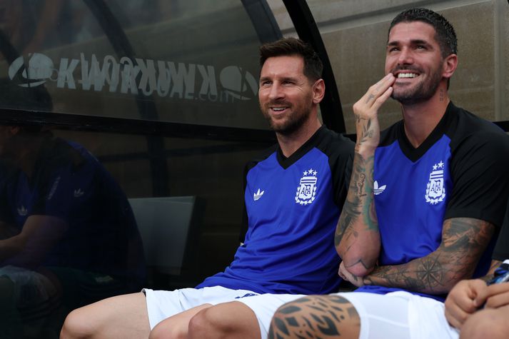 Messi og „lífvörðurinn“ Rodrigo De Paul léttir í lund á varamannabekknum í nótt. 