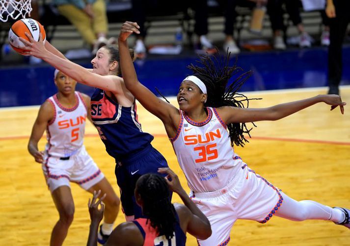 Theresa Plaisance hjá Washington Mystics hefur hér betur í baráttu um frákast við Jonquel Jones hjá Connecticut Sun.