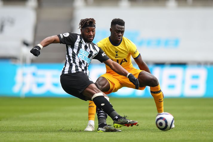 Davinson Sanches í baráttu við Allan Saint-Maximin í gær.