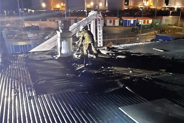 Strażacy podczas akcji gaszenia pożaru na dachu hali Lava Show