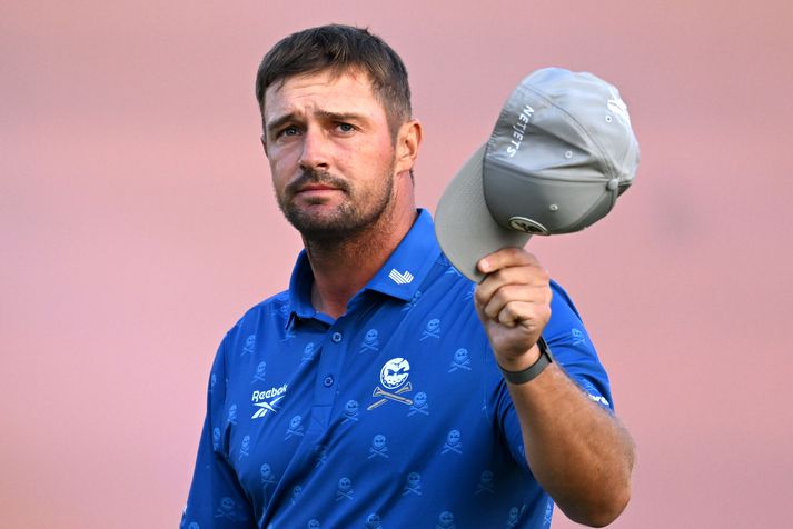 Bryson DeChambeau hélt að hann væri í öðru sæti eftir daginn en fékk tveggja högga refsingu.